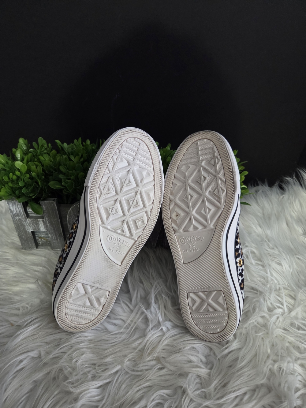 Faux Fur Women's Low-Top Leopard Print Sneakers In Cream/Black. Size 6 - Picture 11 of 12
